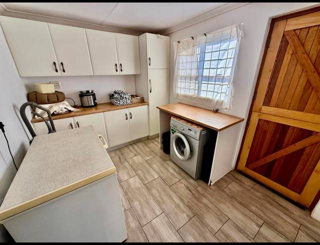 6 BEDROOM HOUSE FOR SALE IN SCOTTSVILLE